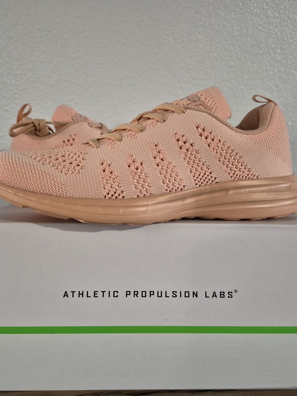 APL TECHLOOM PRO Women’s 7 Peach Blossom Running Sneakers